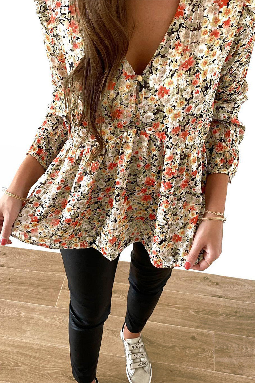 Blusa babydoll con volantes, cuello en V y estampado floral color caqui