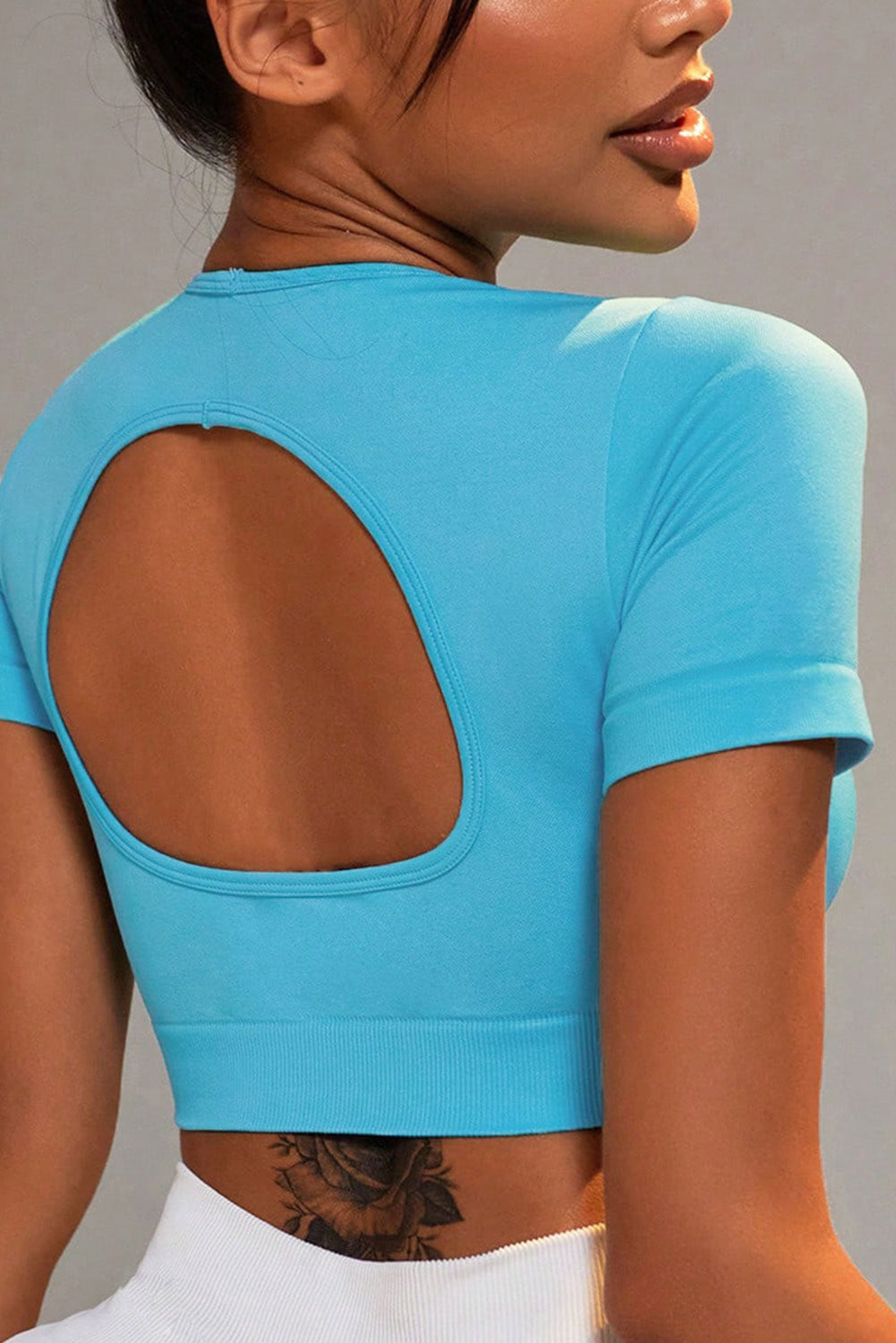 Active-wear that'll have you feelin' sporty and sexy! Made of ultra-stretchable, seam-free fabric for the perfect fit. Round neck, short sleeves, and a major cut-out on the back - this crop top takes your workout 'fit to the next level. Go for a run in the Light Blue hue! Material: 90% Polyamide +10% Elastane