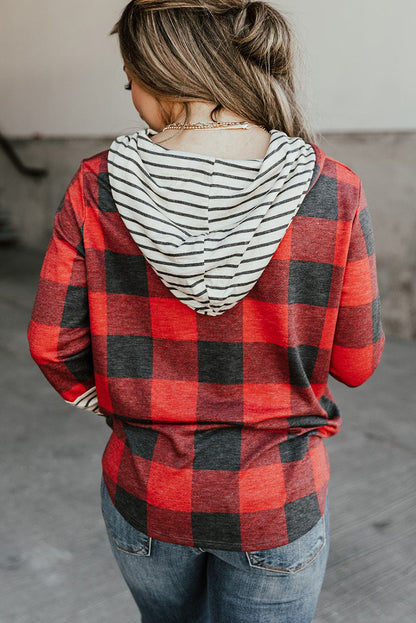 Sudadera con capucha con estampado de árbol de Navidad y estampado de leopardo y mangas con parches a cuadros rojos