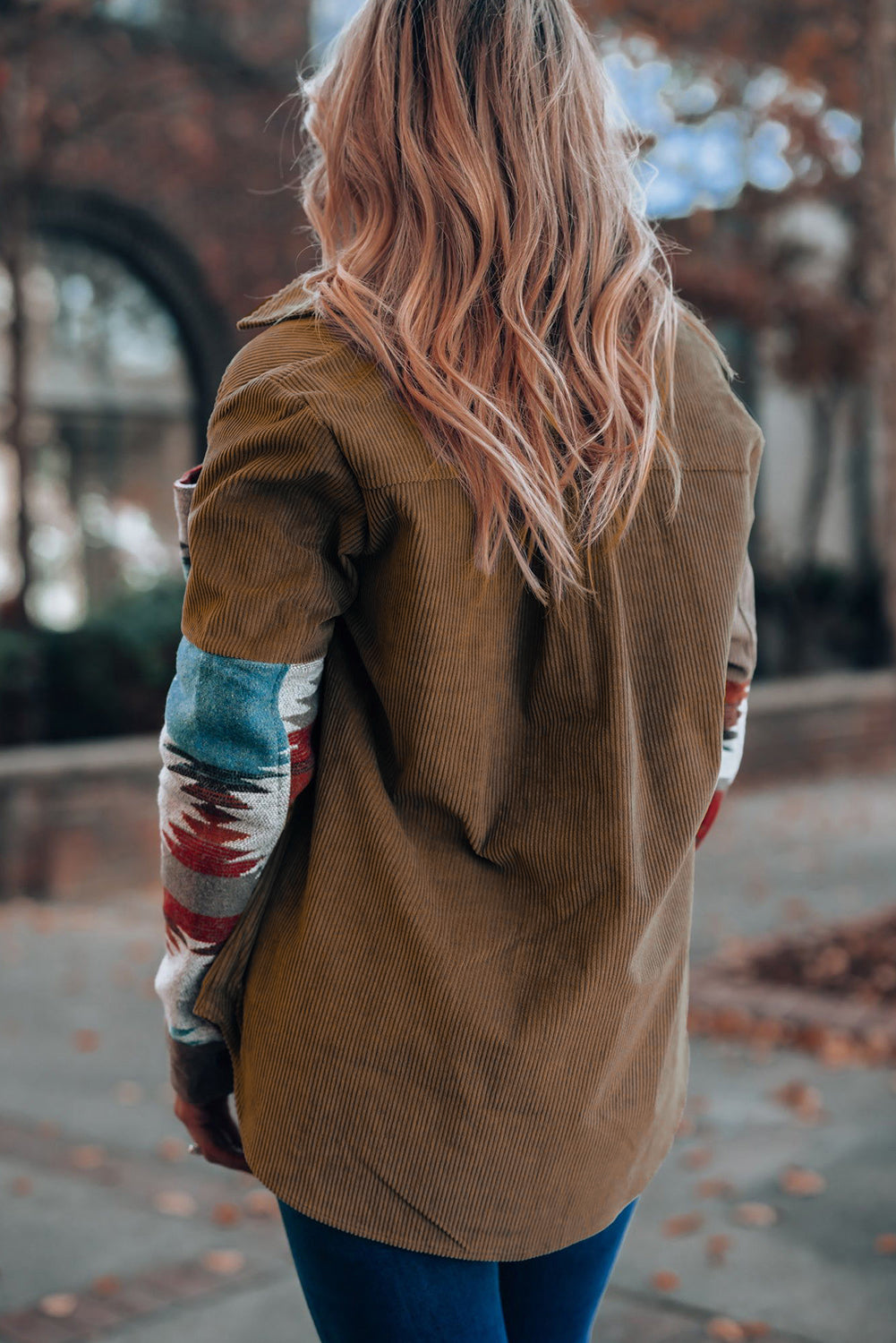 Chaqueta de pana con estampado azteca de color caqui