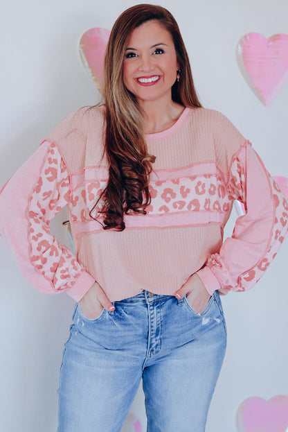 Blusa de punto gofre con costuras expuestas y patchwork de leopardo rosa