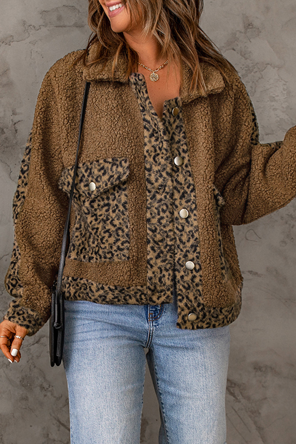 Chaqueta Sherpa con bolsillos y parches de leopardo