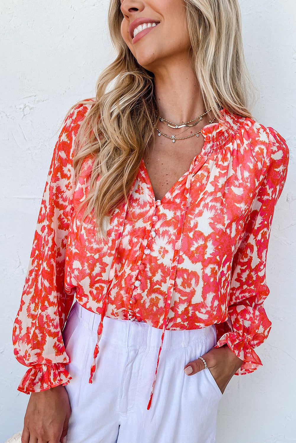 Blusa con escote en V con muescas y volantes con flores rojas