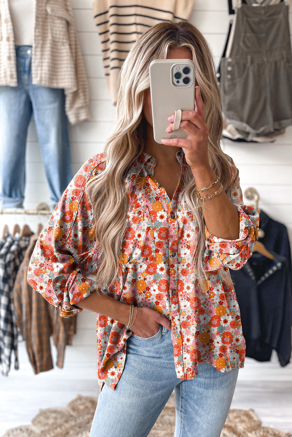 Vestido bohemio amarillo con cuello, manga larga y volantes con estampado floral