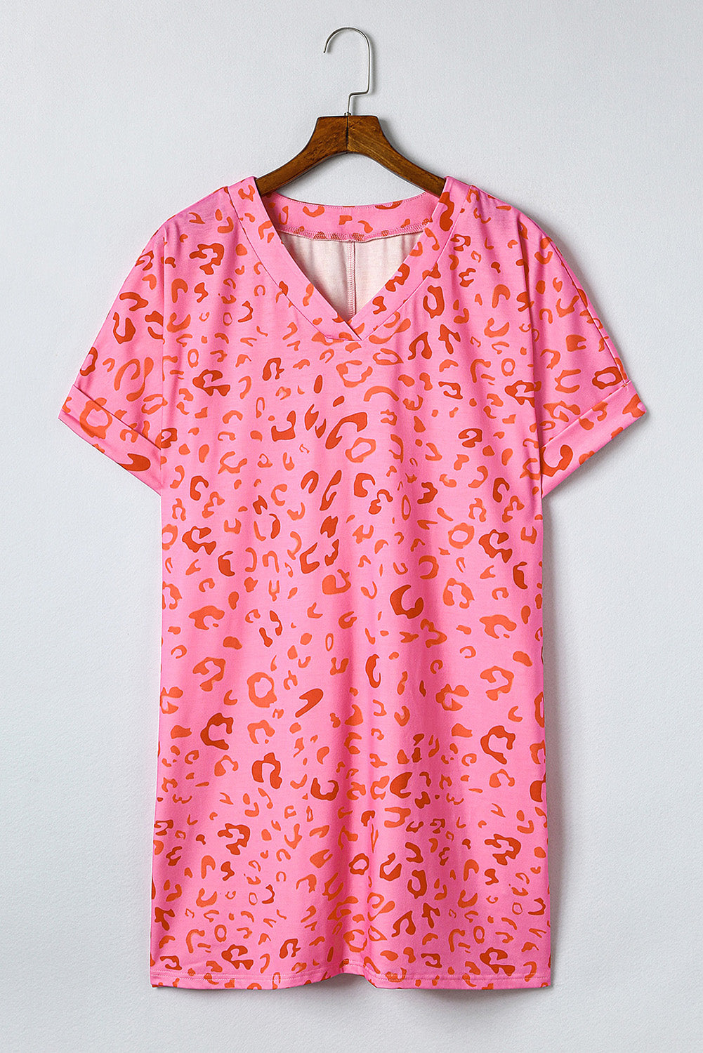 Vestido camisero con escote en V y estampado de leopardo en color rosa