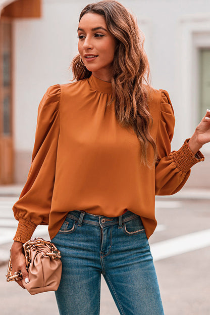 Blusa de gasa con cuello alto y mangas largas abullonadas de color naranja