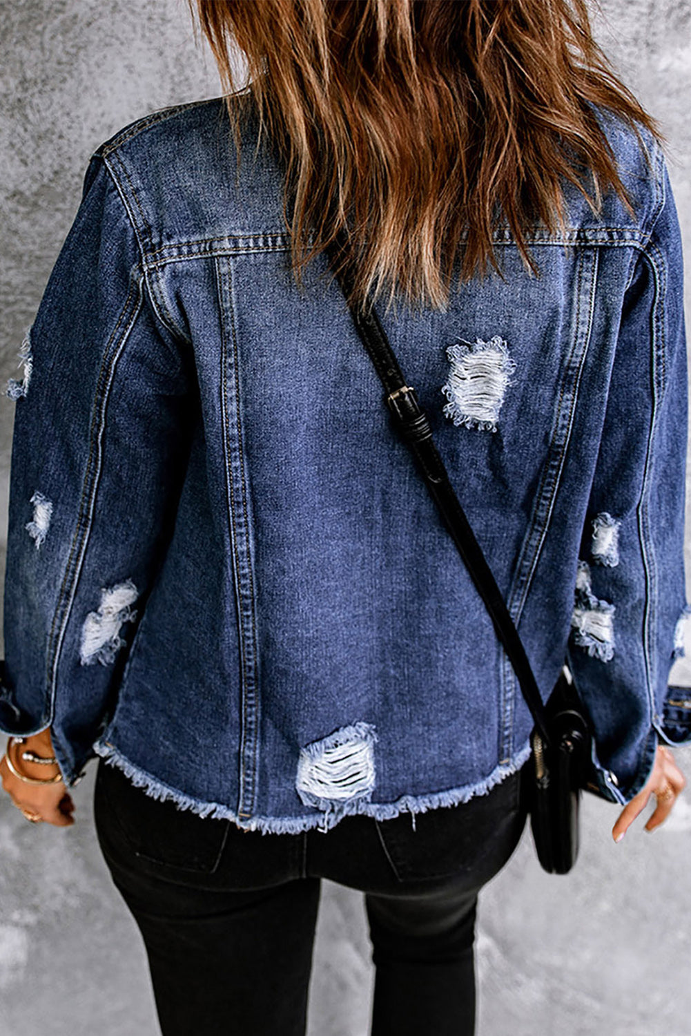 Chaqueta vaquera desgastada con empalmes y estampado de patrón azul