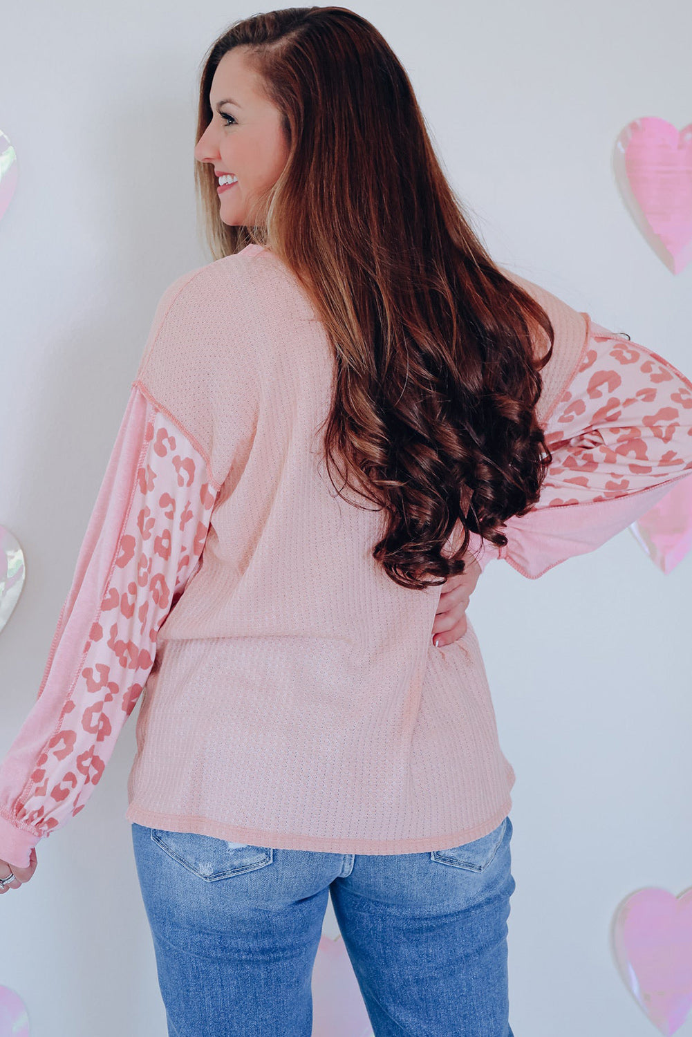 Blusa de punto gofre con costuras expuestas y patchwork de leopardo rosa