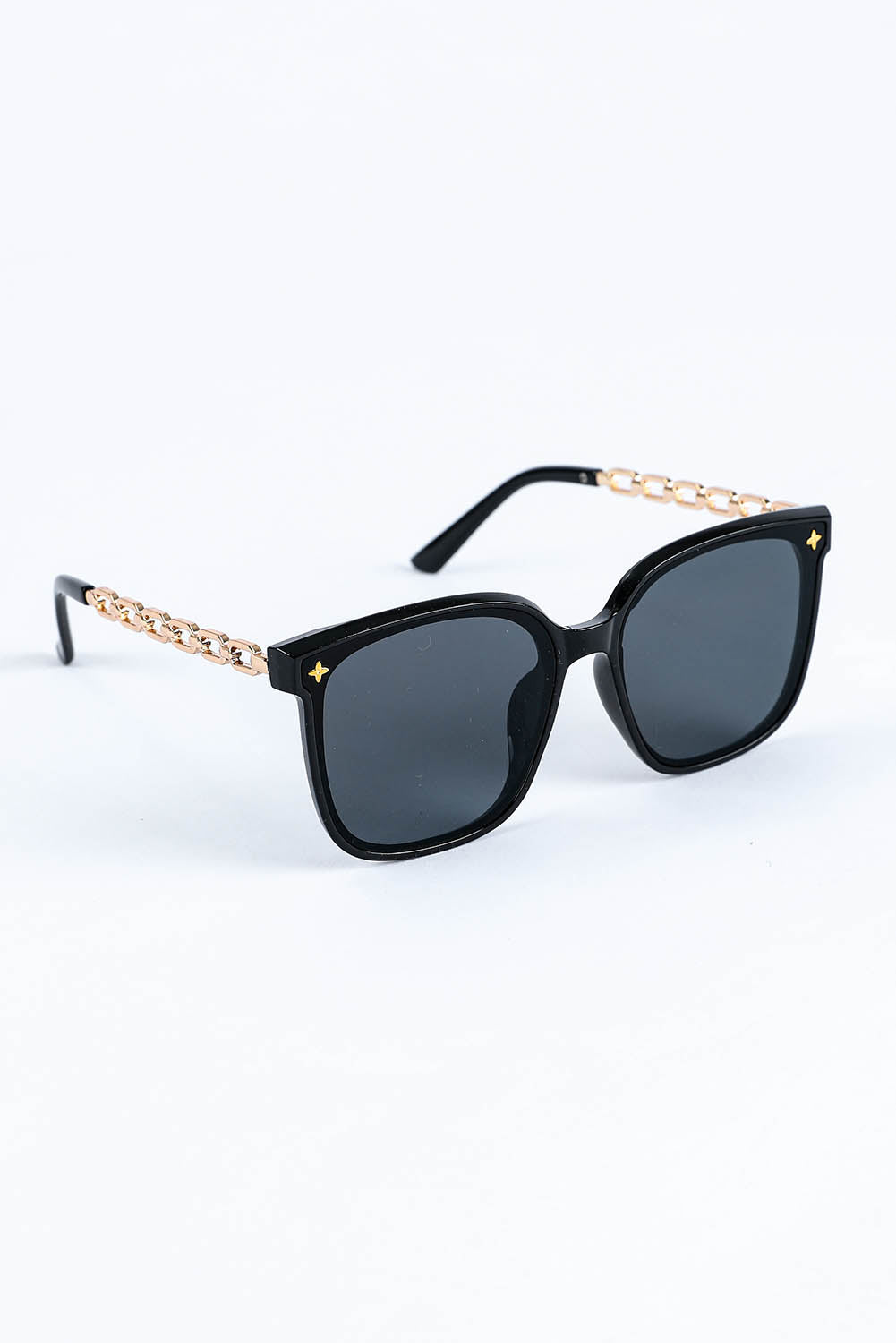 Sport these black baddies tha Moodz Boutique got you. 100% ABS material frames come in a chain-shaped square, so you look fly as heck.