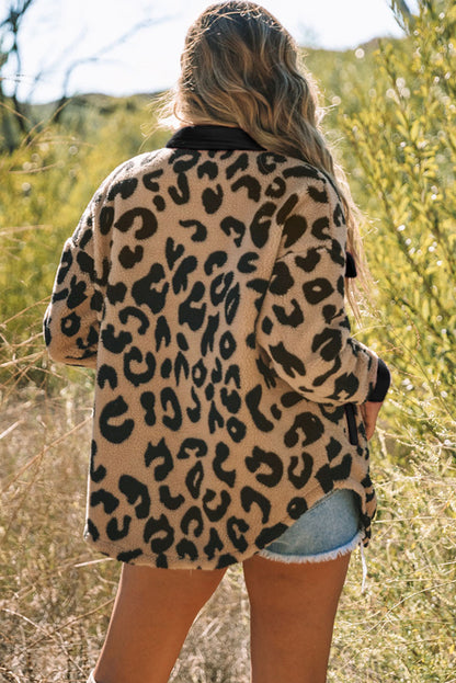 Chaqueta tipo sobretodo con estampado de leopardo y ribetes en contraste en color negro