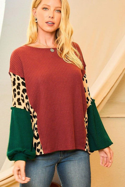 Blusa con mangas abullonadas y diseño de bloques de color gofre con estampado de leopardo marrón