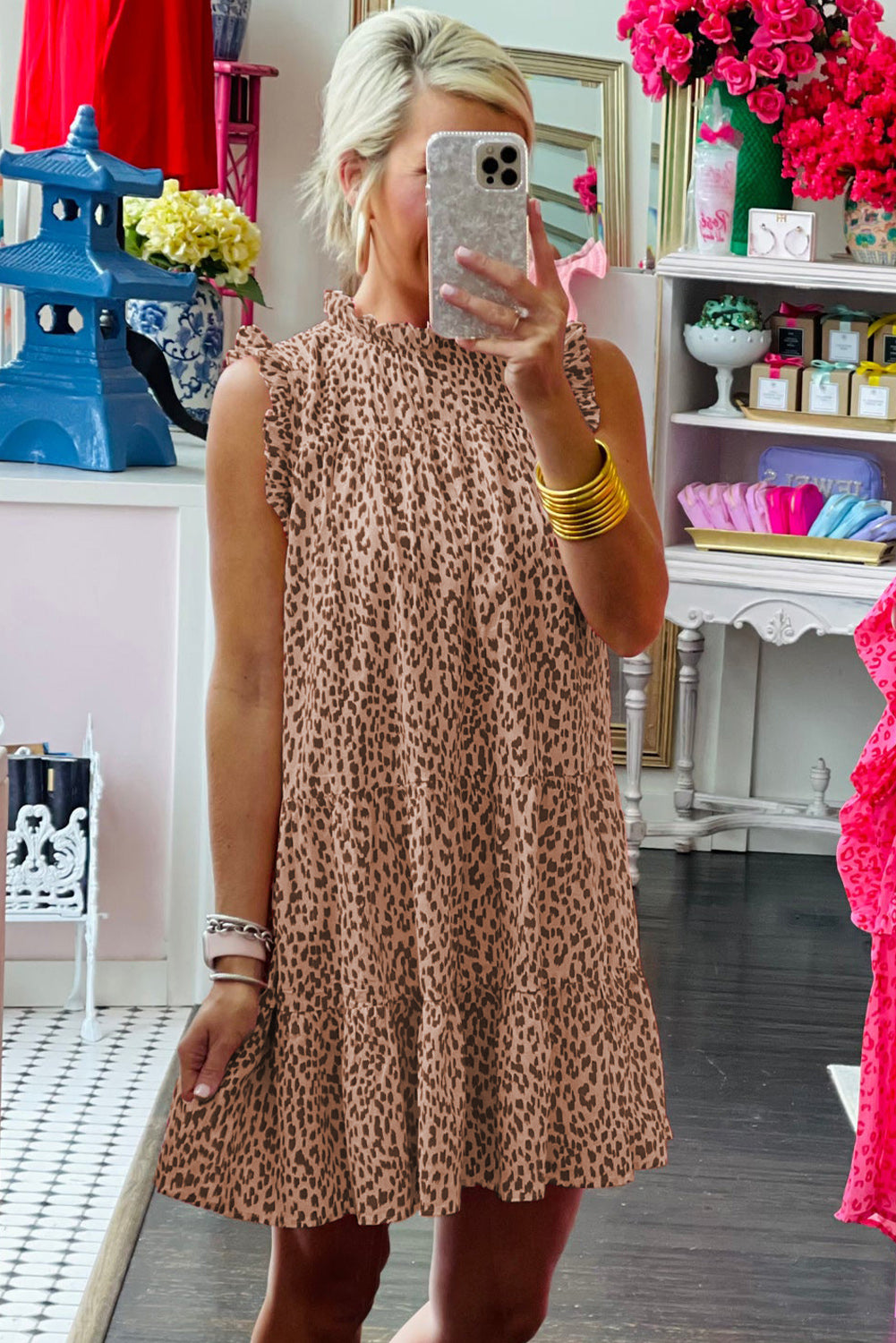 Vestido camisero con escote en V y estampado de leopardo en color rosa