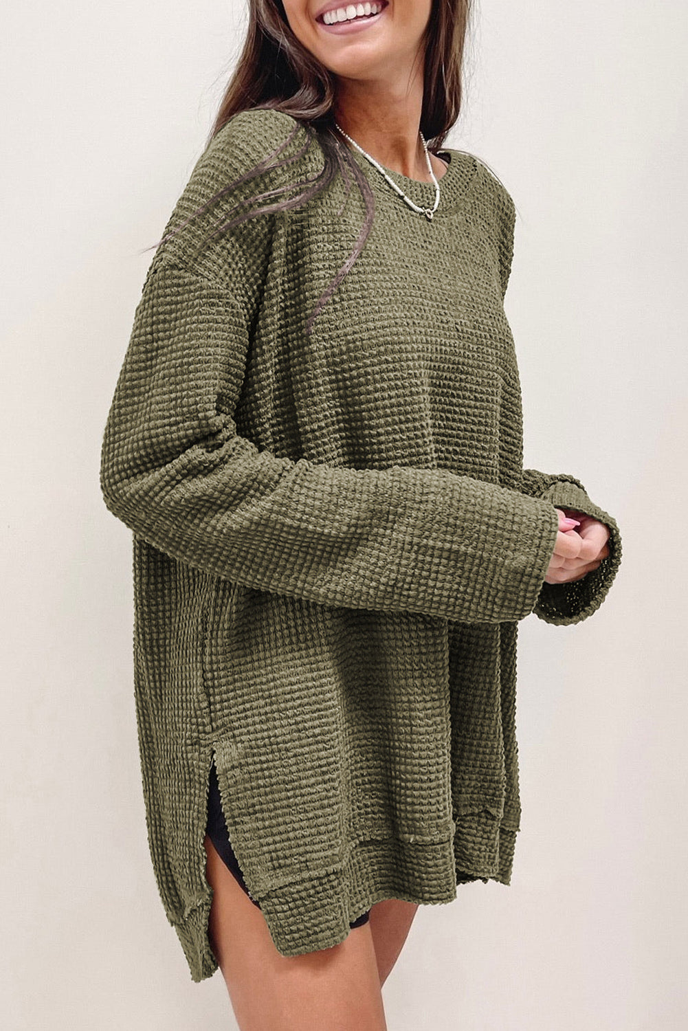 Top oversize con aberturas altas y tejido de gofre gris