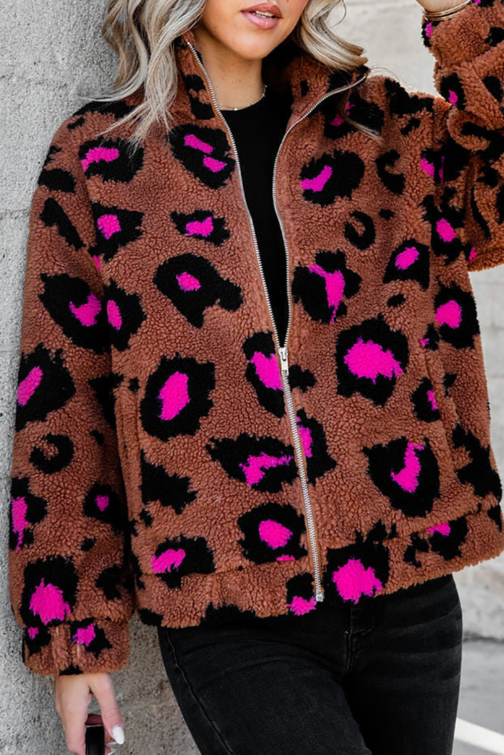 Chaqueta de peluche de sherpa con cuello alto y cremallera de leopardo