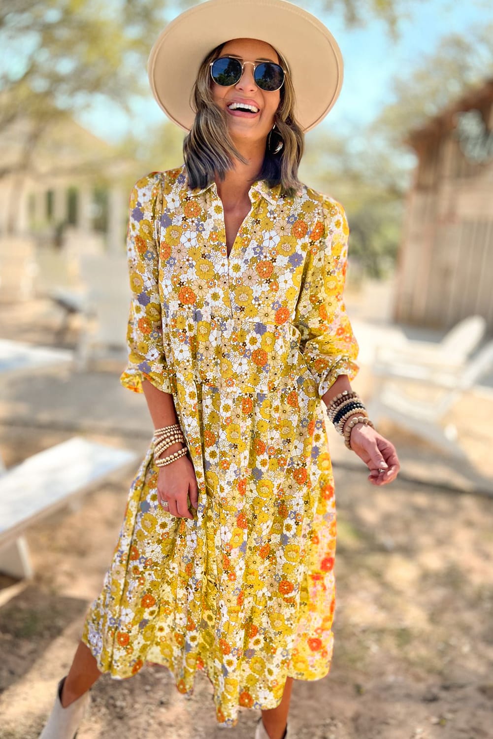 Vestido bohemio amarillo con cuello, manga larga y volantes con estampado floral