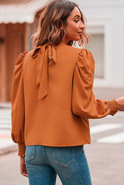 Blusa de gasa con cuello alto y mangas largas abullonadas de color naranja