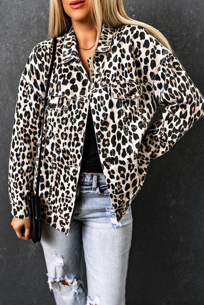 Chaqueta vaquera con botones y estampado de leopardo