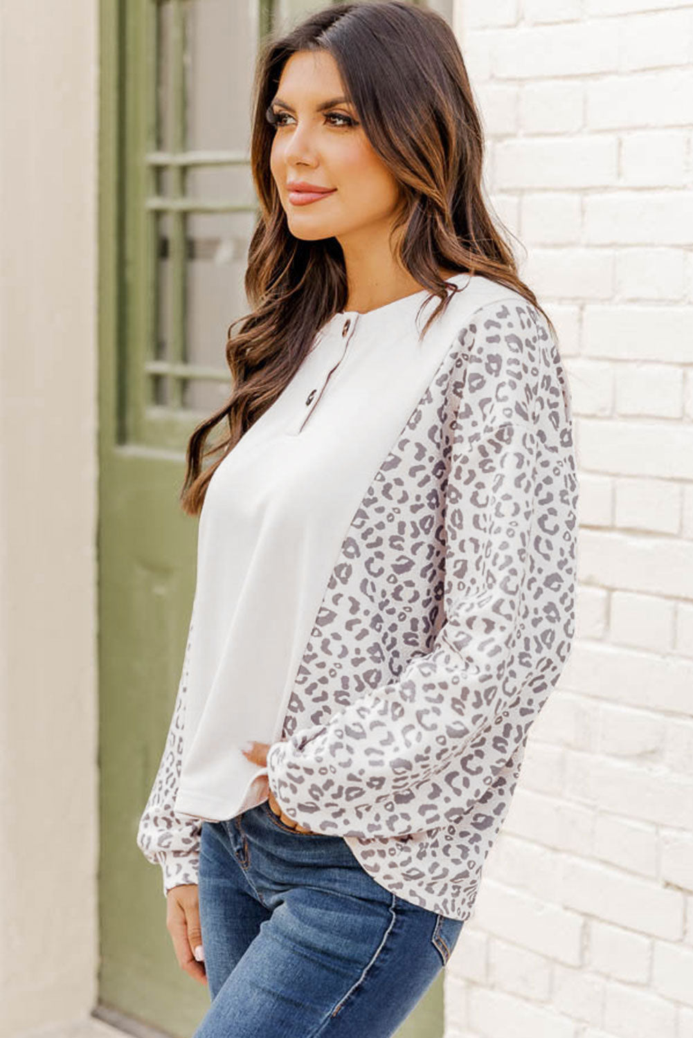 Top Henley con mangas dolman y estampado de leopardo en contraste 