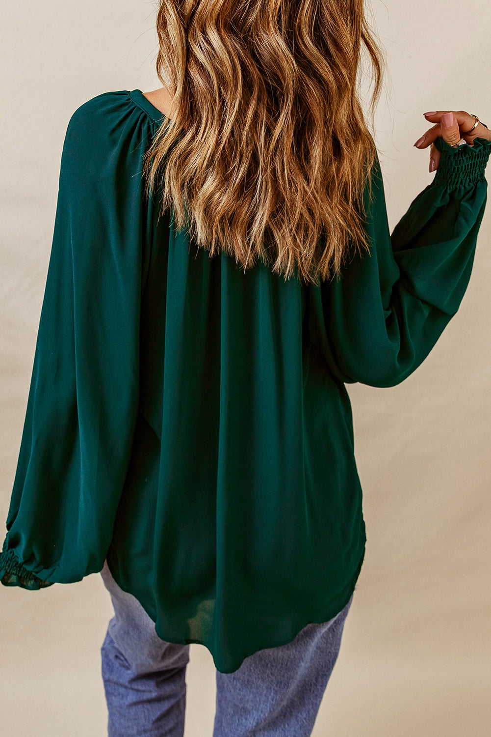 Blusa verde plisada con escote en V y mangas abullonadas 