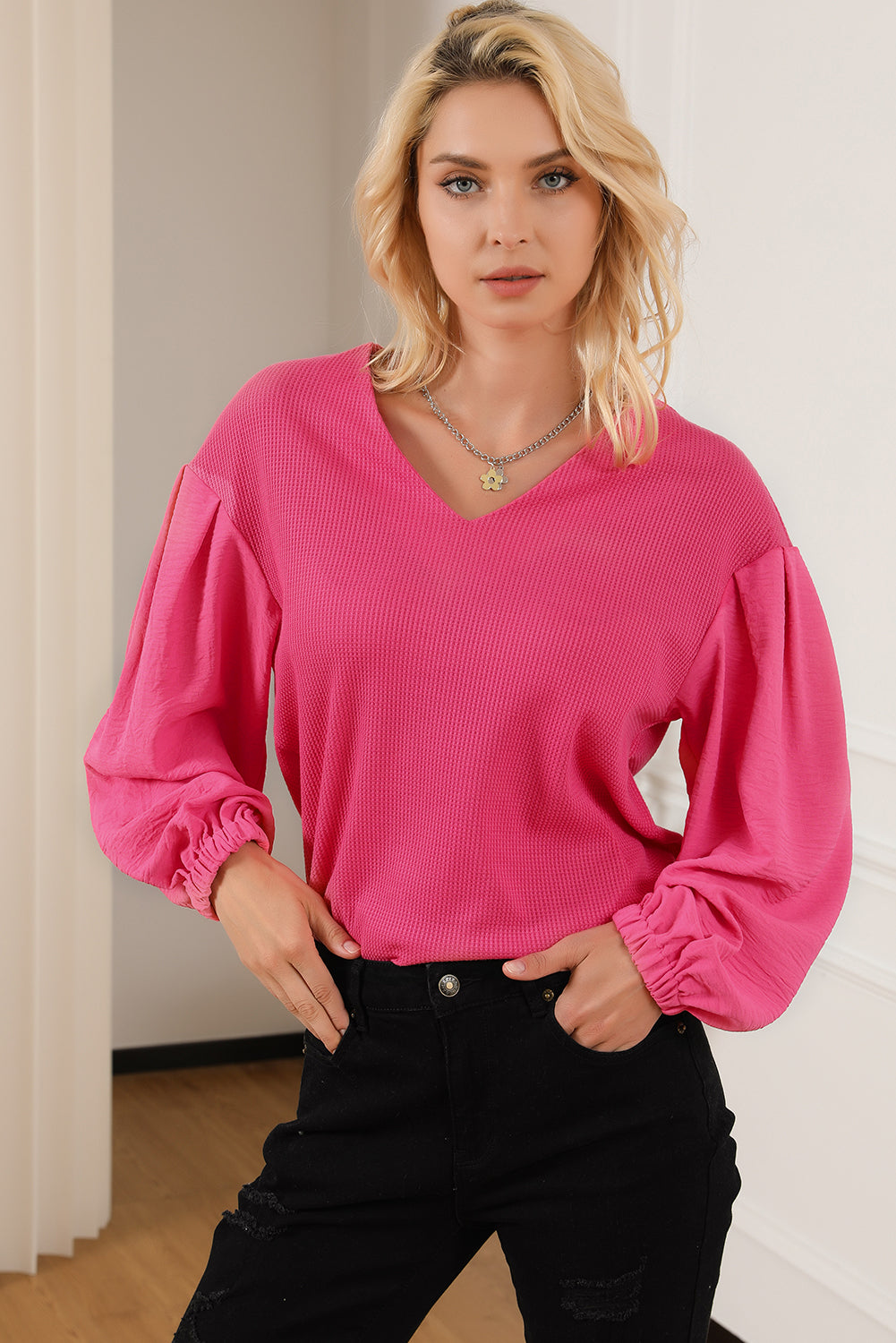 Blusa con escote en V y mangas abullonadas en punto gofre con rosas