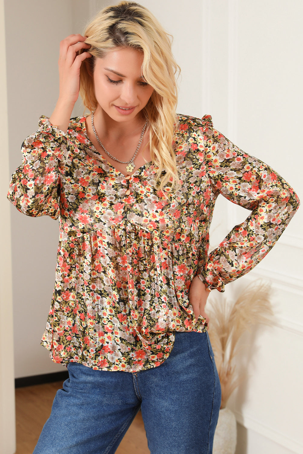 Blusa babydoll con volantes, cuello en V y estampado floral color caqui