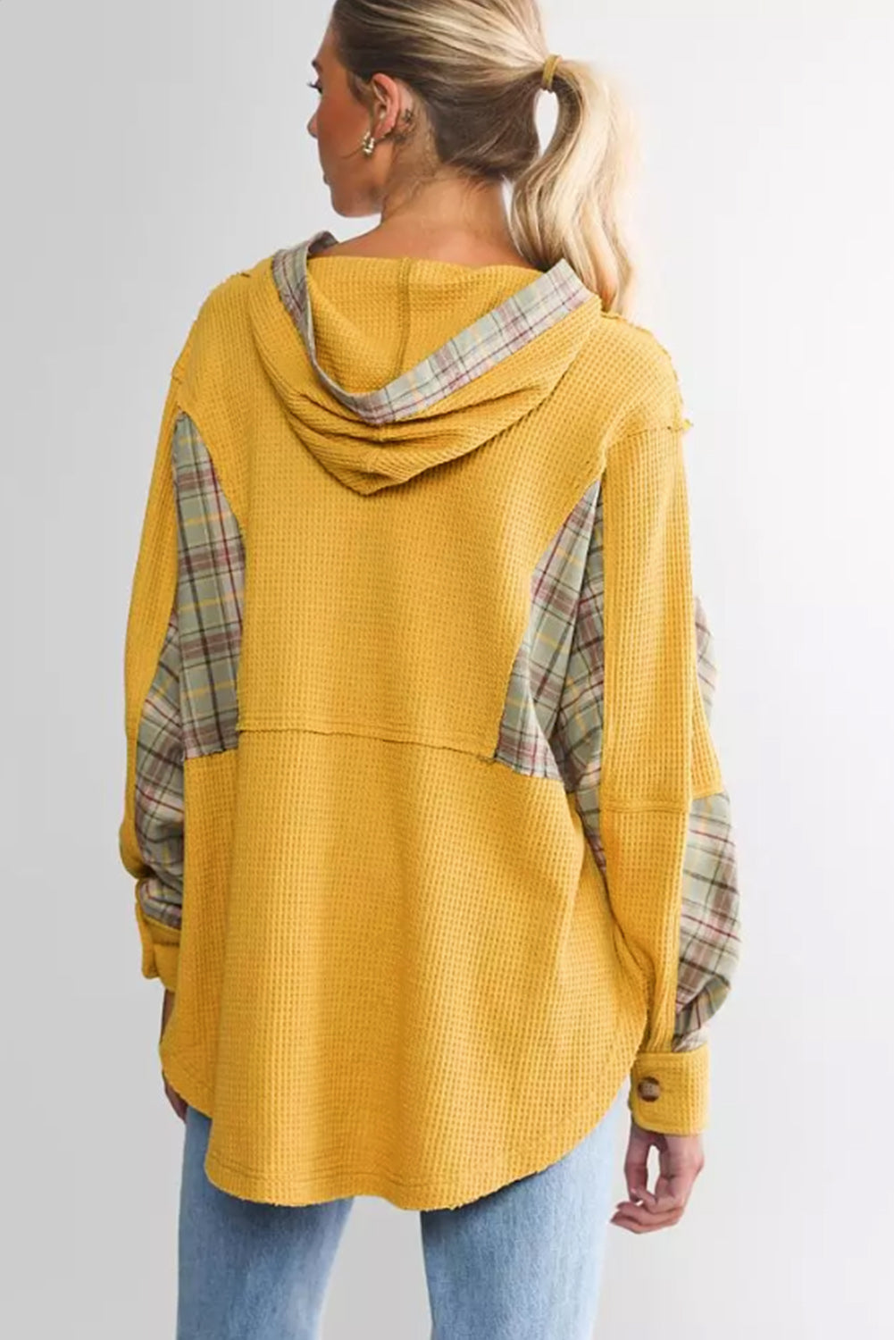 Sudadera con capucha tipo Henley con bolsillos y diseño de patchwork a cuadros en punto gofre amarillo 