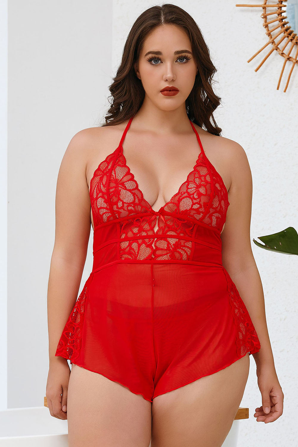 Lencería de encaje rojo de talla grande con escote halter y espalda descubierta