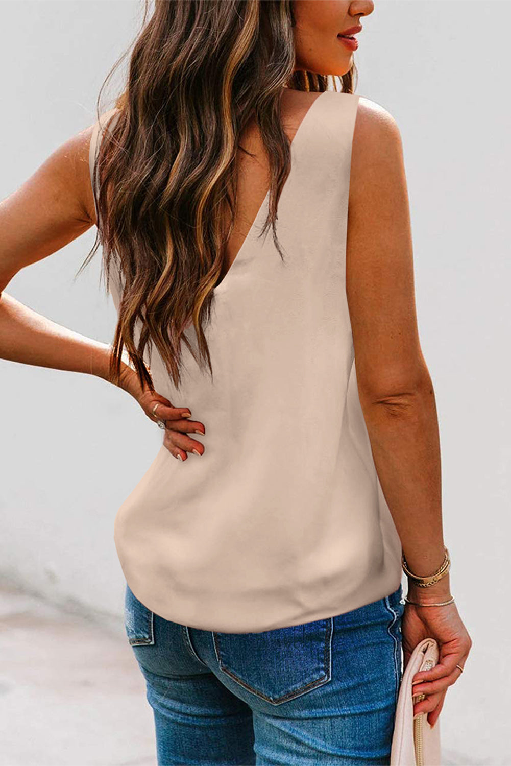 Blusa blanca de talla grande sin mangas con escote en V y espalda abierta 