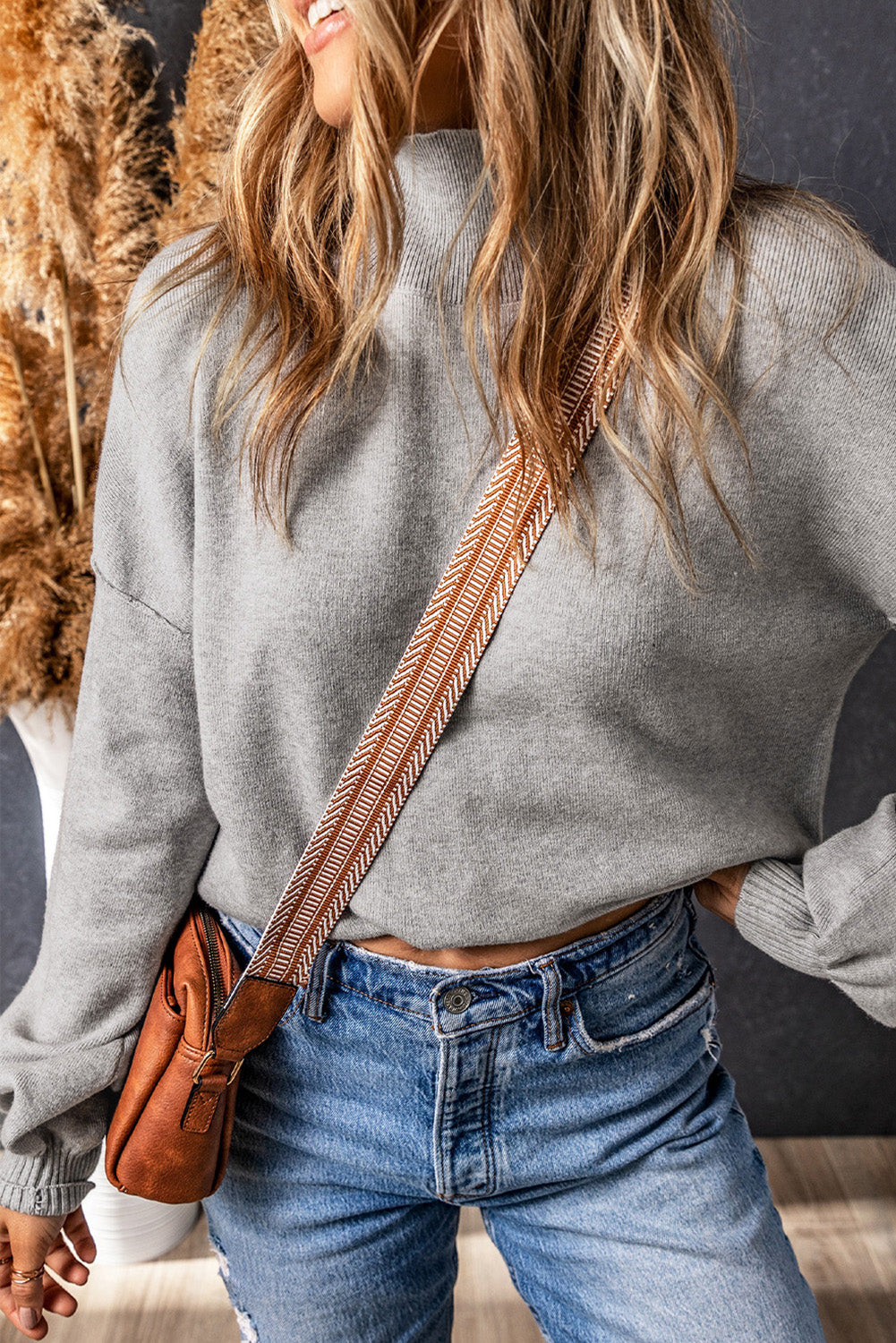 Suéter de punto con cuello alto, hombros caídos y mangas abullonadas de color gris 