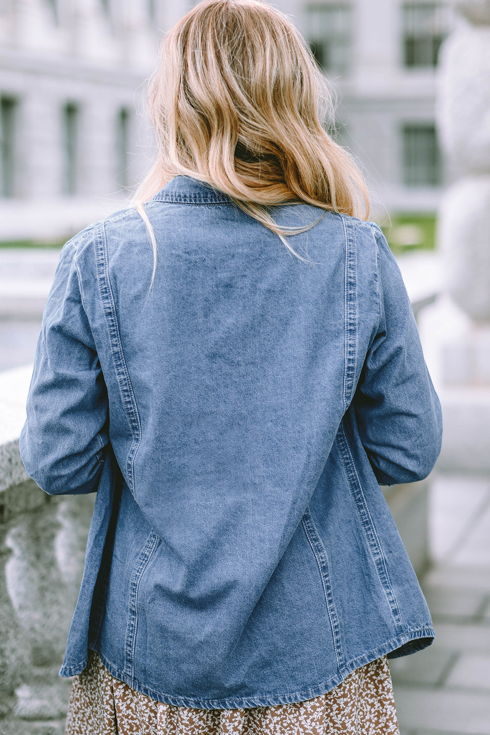 Chaqueta vaquera de manga larga con botones en color azul cielo