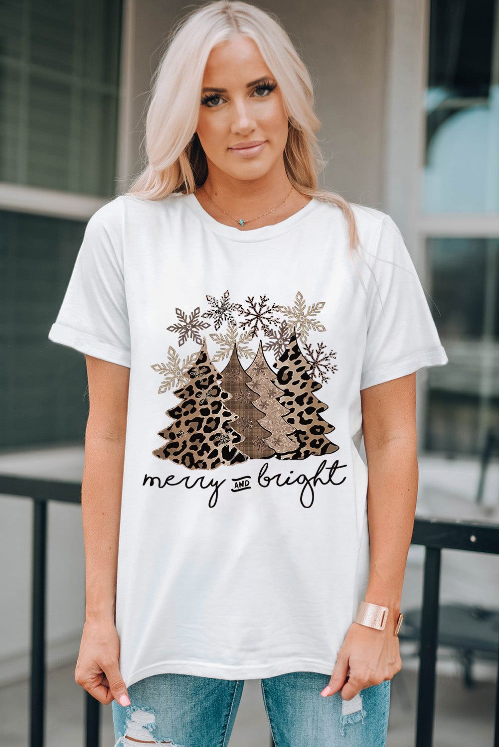 Camiseta de cuello redondo con estampado de árbol de Navidad y leopardo blanco