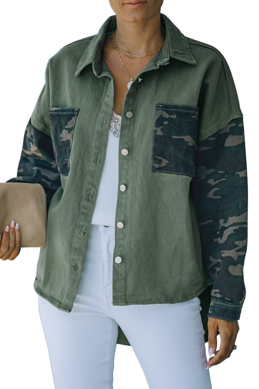 Chaqueta con botones y parches de camuflaje verde