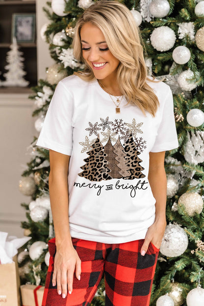 Camiseta de cuello redondo con estampado de árbol de Navidad y leopardo blanco