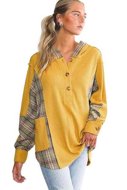 Sudadera con capucha tipo Henley con bolsillos y diseño de patchwork a cuadros en punto gofre amarillo 