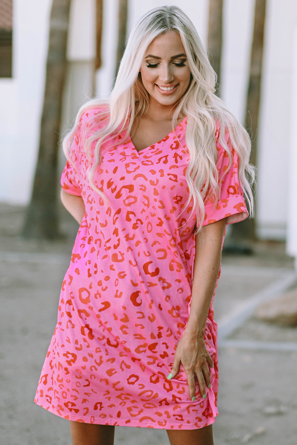 Vestido camisero con escote en V y estampado de leopardo en color rosa