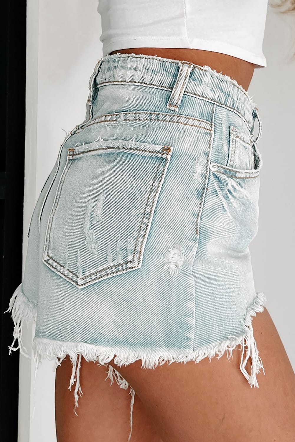 Shorts vaqueros de cintura alta con dobladillo sin rematar y desgastados de color azul cielo