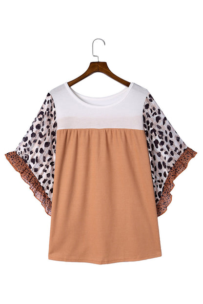 Blusa de punto gofre color caqui con estampado animal y mangas con volantes en talla grande