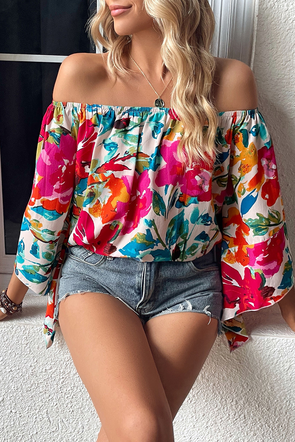 Blusa de manga ancha con hombros descubiertos y estampado floral multicolor