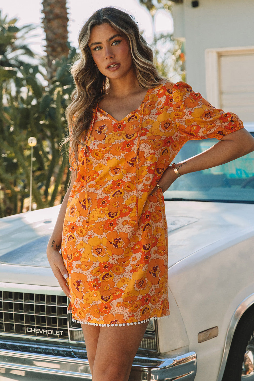 Vestido amarillo con mangas abullonadas y estampado floral con ribete de pompones