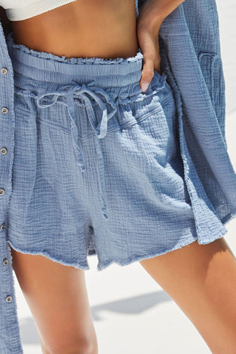 Shorts casuales y con bordes sin rematar 