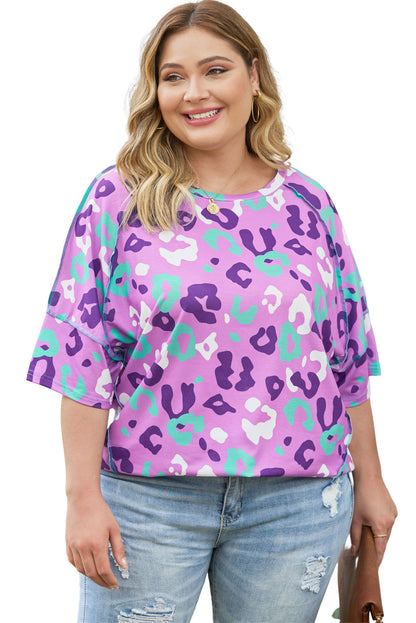 Camiseta de manga corta con estampado de leopardo y besos en rosa, talla grande