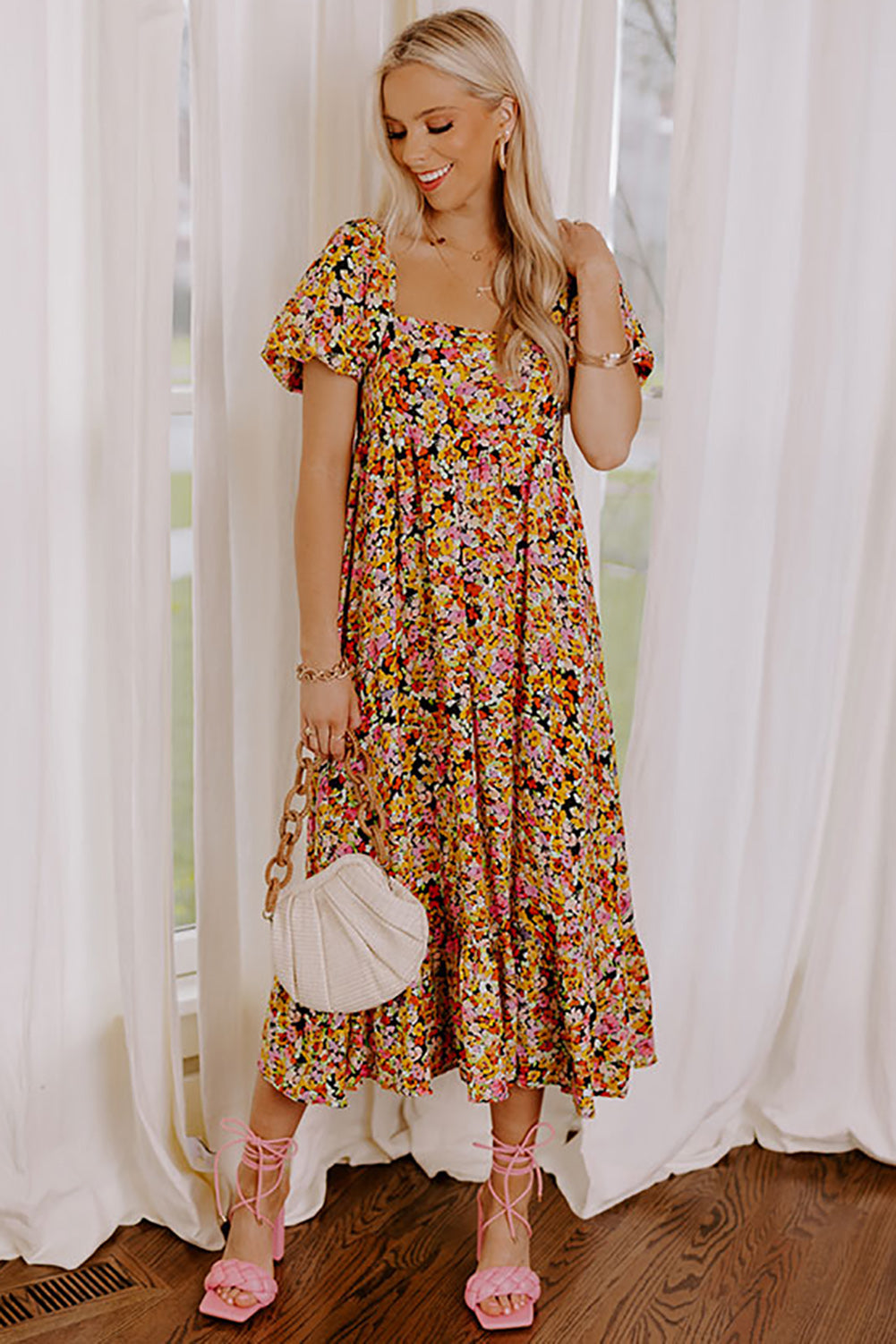 Vestido midi con estampado floral, espalda abierta, escote cuadrado y mangas abullonadas en amarillo