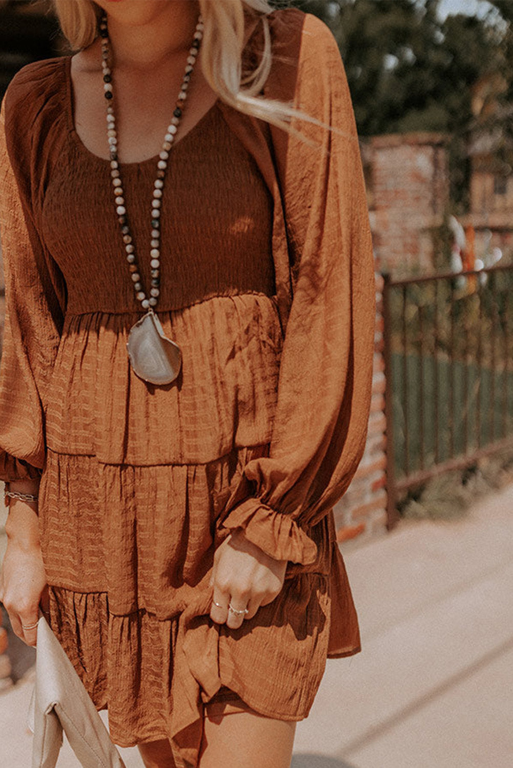 Vestido corto con capas fruncidas y mangas de obispo en color marrón 