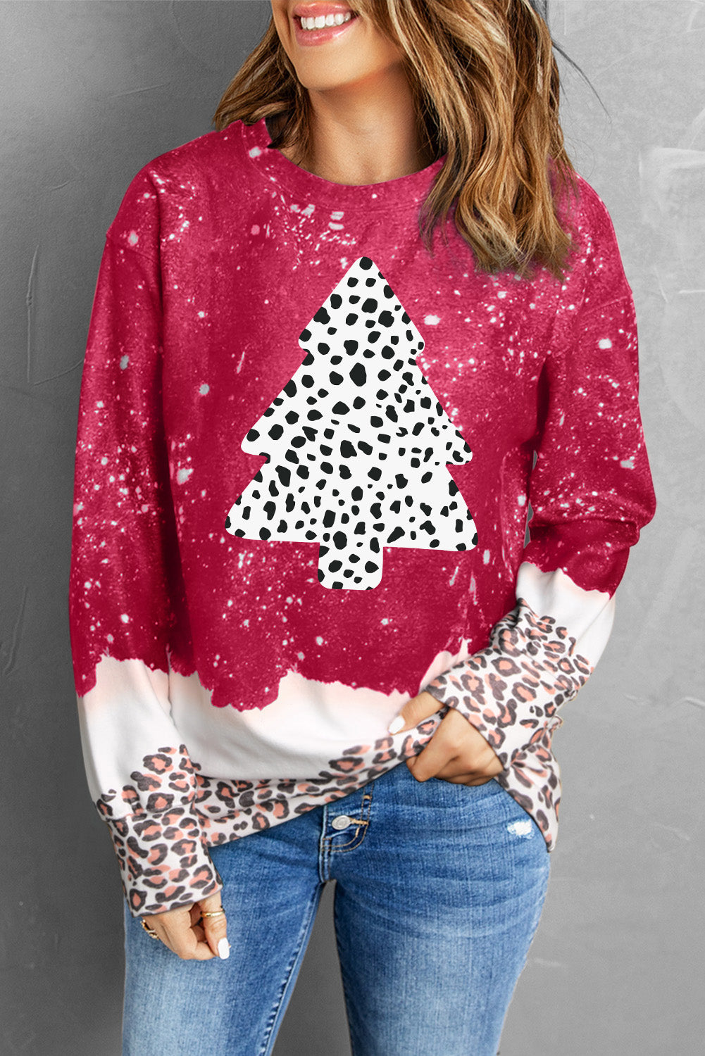 Sudadera con estampado navideño de leopardo y nieve en color negro 