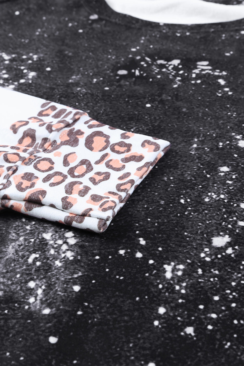 Sudadera con estampado navideño de leopardo y nieve en color negro 