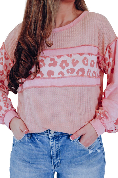 Blusa de punto gofre con costuras expuestas y patchwork de leopardo rosa