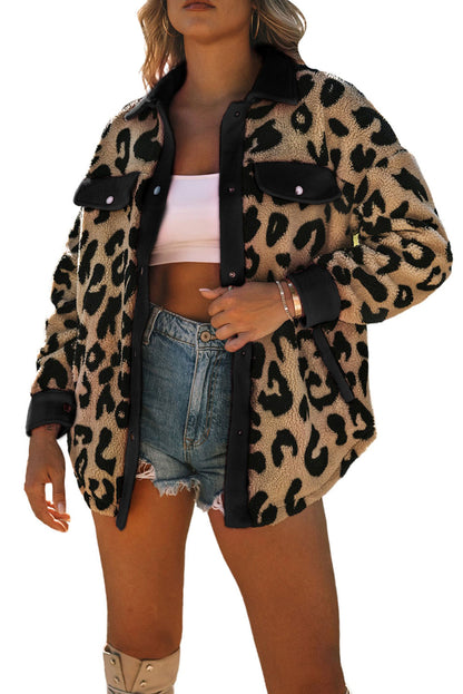 Chaqueta tipo sobretodo con estampado de leopardo y ribetes en contraste en color negro