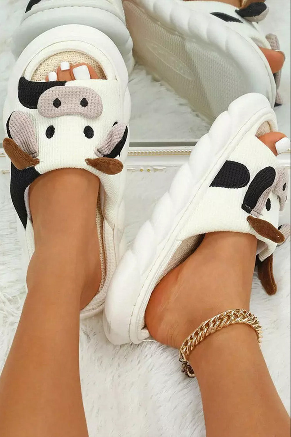 Pantuflas de punta abierta con estampado de vaca en color blanco brillante