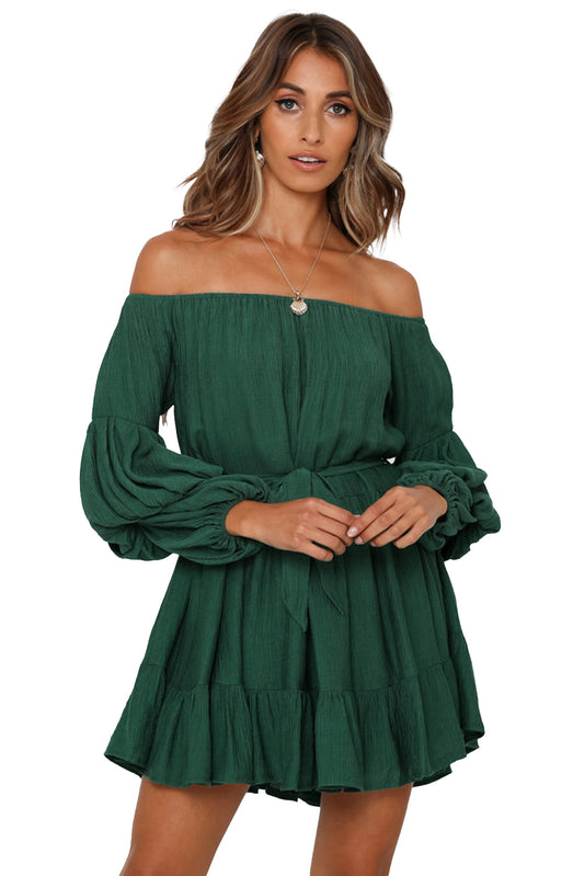 Vestido verde con hombros descubiertos, mangas abullonadas y volantes