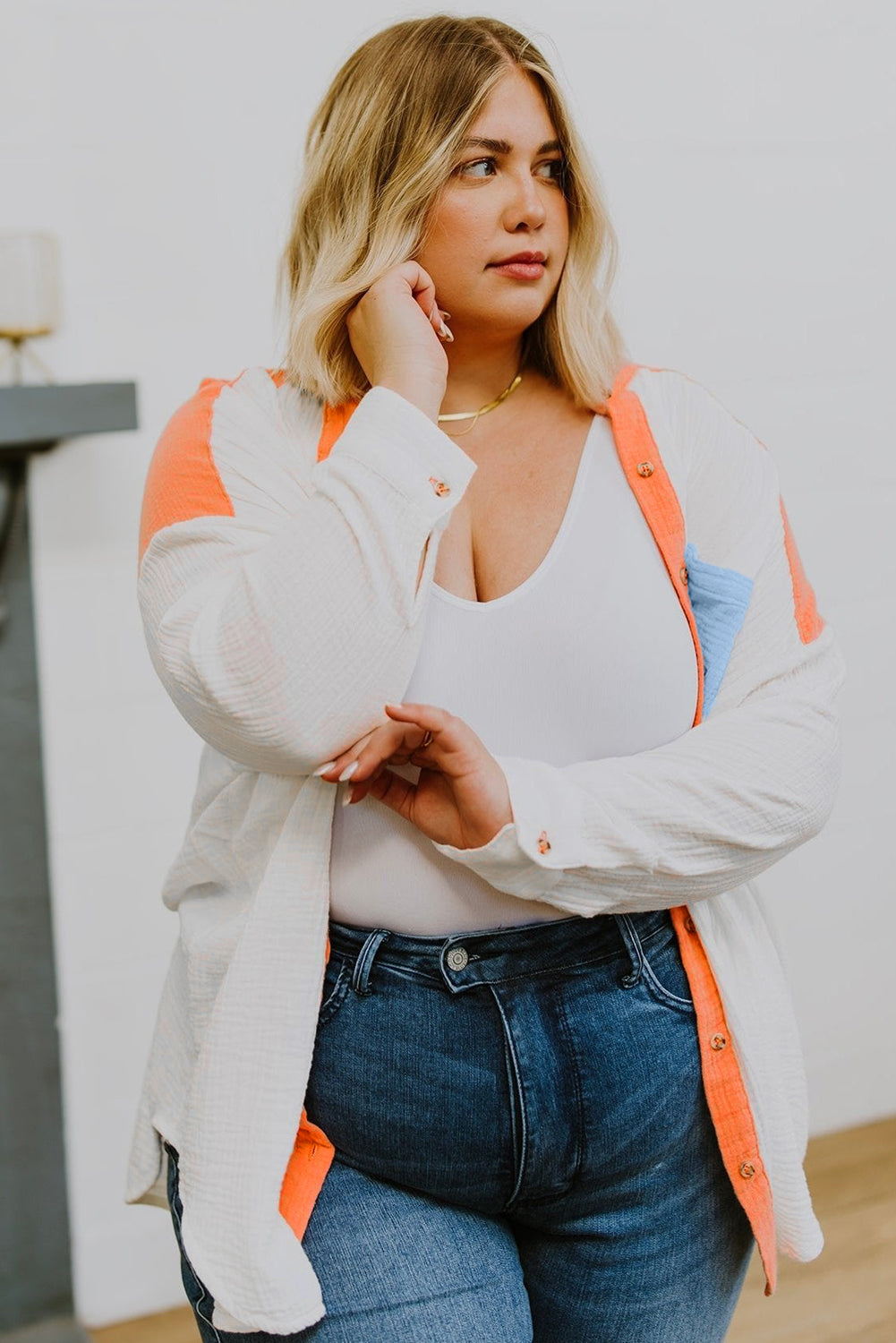 Camisa de talla grande con bolsillo en el pecho y bloques de color blanco arrugado